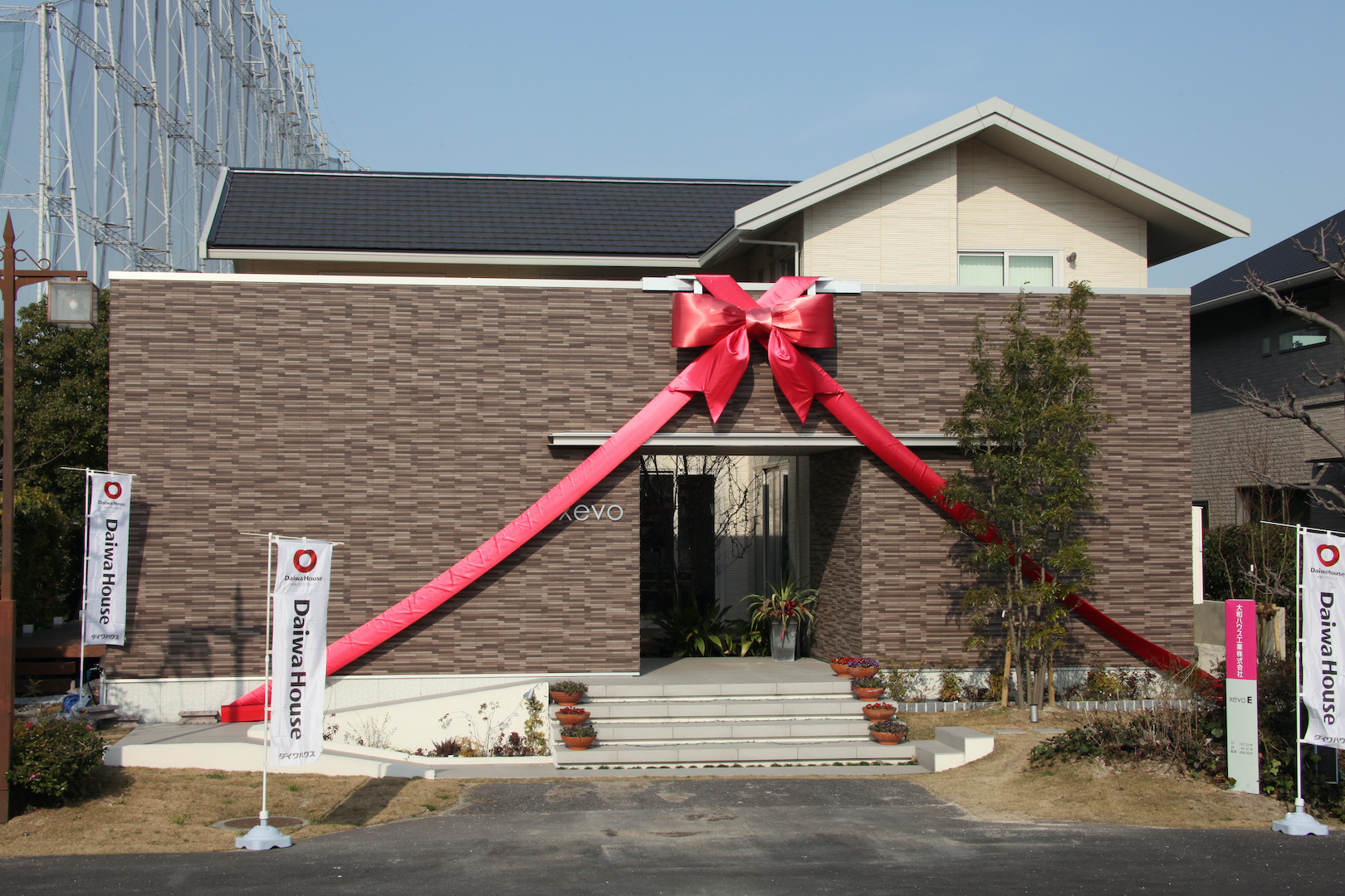 太陽の光を囲む居住空間の提案 シンプルラインに活きる個性 北九州 小倉の住宅展示場ならrkb住宅展